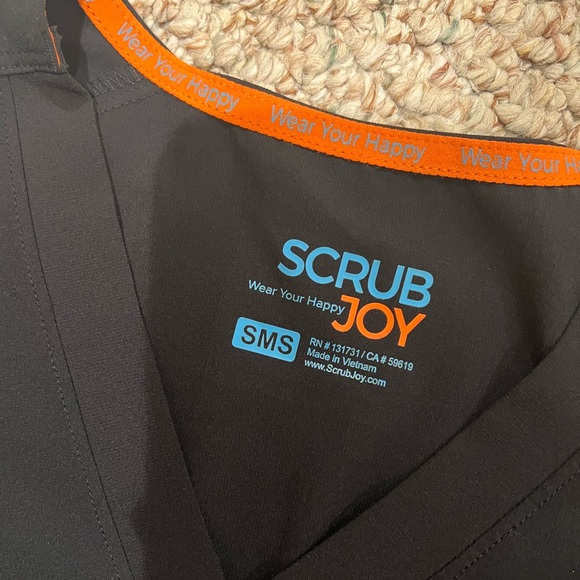 Joy Scrubs. Jogger bottoms. 3 pocket scrub top. Both size small - Picture 4 of 4
